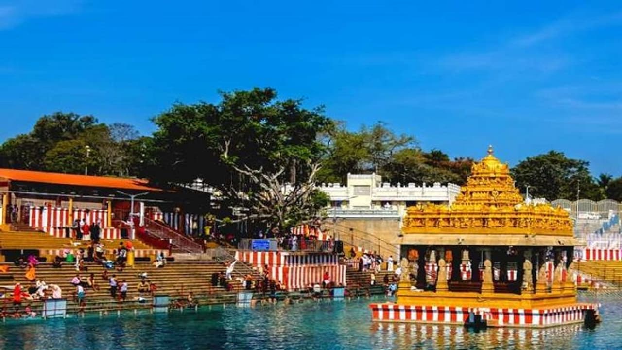 ప్రసాదం, పవిత్ర జలం వద్దు: ప్రార్ధనా మందిరాలకు కేంద్రం గైడ్లైన్స్ ఇవీ... ప్రసాదం, పవిత్ర జలం వద్దు: ప్రార్ధనా మందిరాలకు కేంద్రం గైడ్లైన్స్ ఇవీ...