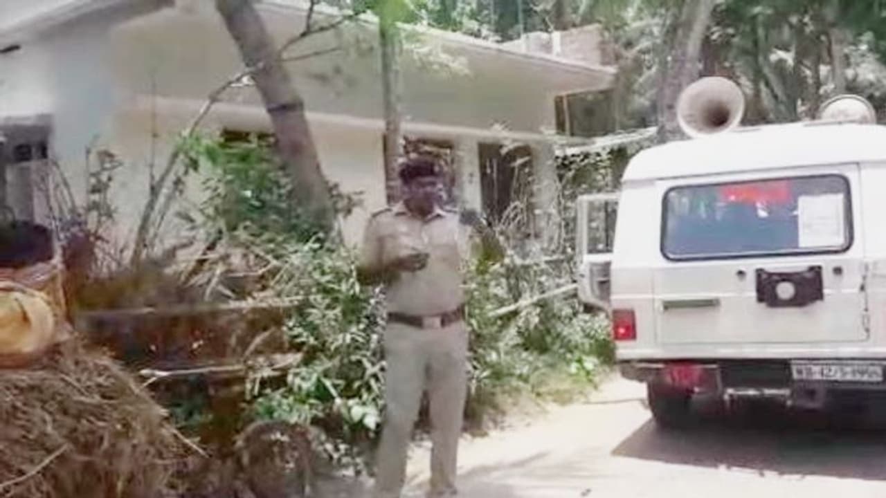 দিঘায় করোনা আতঙ্ক, পঞ্চায়েত সদস্যের বাড়ির সামনে বিক্ষোভ স্থানীয়দের দিঘায় করোনা আতঙ্ক, পঞ্চায়েত সদস্যের বাড়ির সামনে বিক্ষোভ স্থানীয়দের