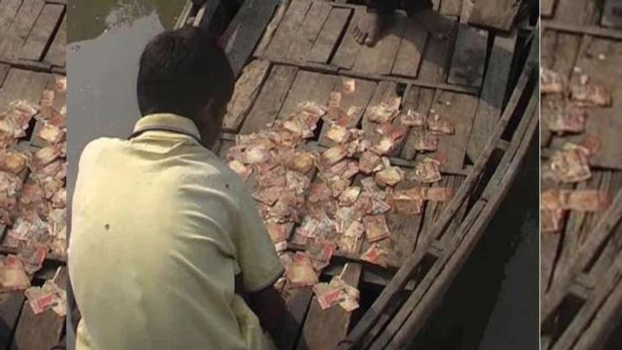 जब तालाब से मछली की जगह निकली नोटो से भरी बोरी लोग बोले यह तो कोई चमत्कार है जब तालाब से मछली की जगह निकली नोटो से भरी बोरी लोग बोले यह तो कोई चमत्कार है