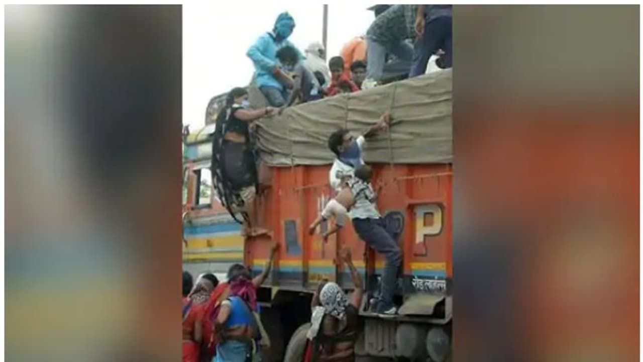 ഒരു കൈയിൽ കുഞ്ഞ്, മറുകൈ കൊണ്ട് ട്രക്കിൽ തൂങ്ങിക്കയറി... ഉള്ളുലയ്ക്കുന്ന ഈ ഫോട്ടോയ്ക്ക് പിന്നിലൊരു കഥയുണ്ട്... ഒരു കൈയിൽ കുഞ്ഞ്, മറുകൈ കൊണ്ട് ട്രക്കിൽ തൂങ്ങിക്കയറി... ഉള്ളുലയ്ക്കുന്ന ഈ ഫോട്ടോയ്ക്ക് പിന്നിലൊരു കഥയുണ്ട്...