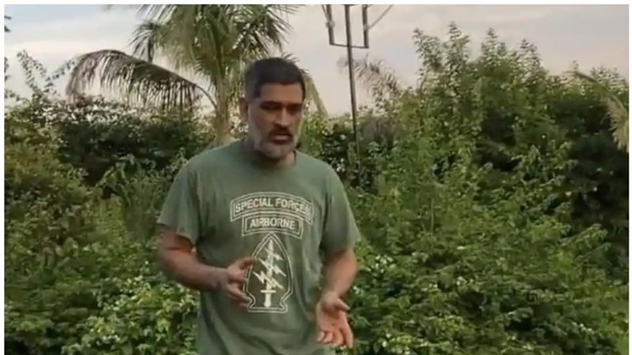 ധോണിയുടെ 'സോള്‍ട്ട് ആന്‍ഡ് പെപ്പര്‍' ലുക്കില്‍ പ്രതികരണവുമായി അമ്മ