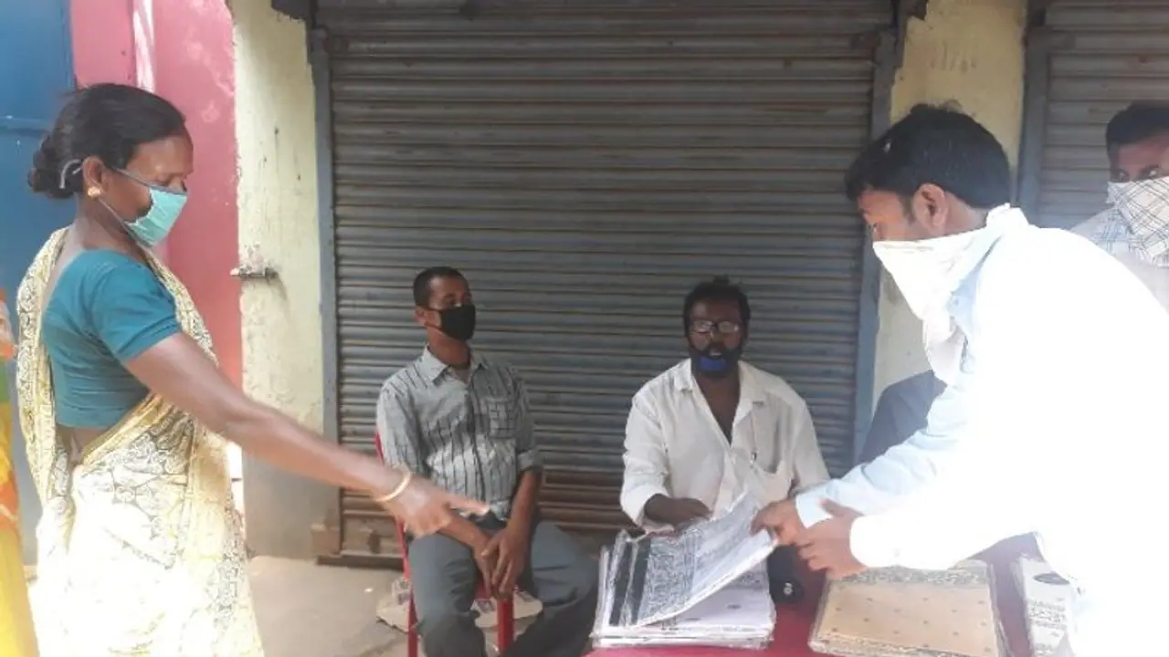 লকডাউনের জেরে বন্ধ দোকান, দুঃস্থদের সেবায় দিন কাটছে রামপুরহাটের যুবকের লকডাউনের জেরে বন্ধ দোকান, দুঃস্থদের সেবায় দিন কাটছে রামপুরহাটের যুবকের