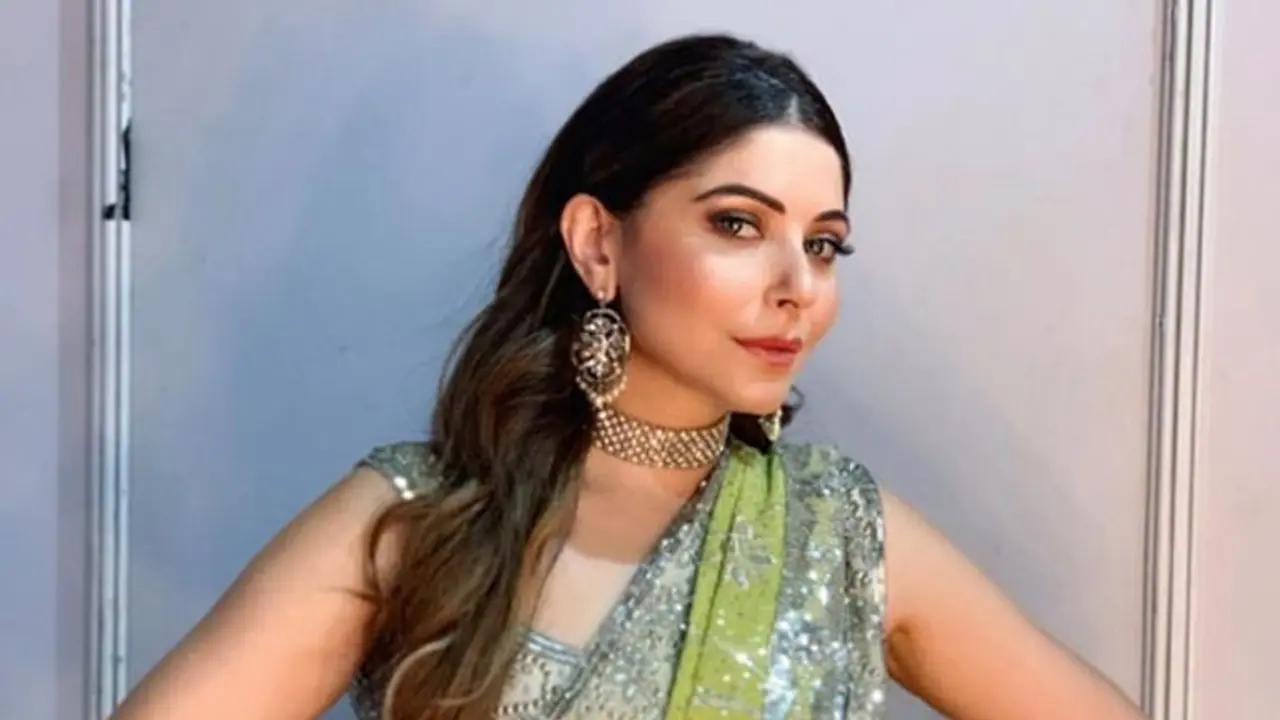 Kanika Kapoor’s Biography | Birth | Education | Family | Marriage | Debut | Popular Songs | Facts