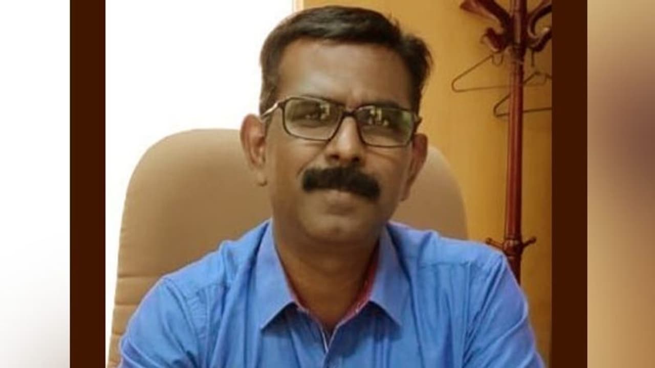 করোনা সংকটে শ্রমিকদের পাশে দাঁড়ানোর 'শাস্তি', কর্নাটক সরকার সরিয়ে দিল আইএএস মনিভান্নানকে করোনা সংকটে শ্রমিকদের পাশে দাঁড়ানোর 'শাস্তি', কর্নাটক সরকার সরিয়ে দিল আইএএস মনিভান্নানকে