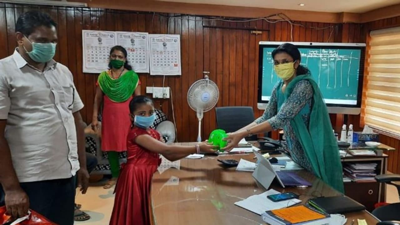 സൈക്കിൾ വാങ്ങാൻ സ്വരൂക്കൂട്ടിയ തുക ദുരിതാശ്വാസ നിധിയിലേക്ക്; മാതൃകയായി ഒന്നാം ക്ലാസുകാരി സൈക്കിൾ വാങ്ങാൻ സ്വരൂക്കൂട്ടിയ തുക ദുരിതാശ്വാസ നിധിയിലേക്ക്; മാതൃകയായി ഒന്നാം ക്ലാസുകാരി