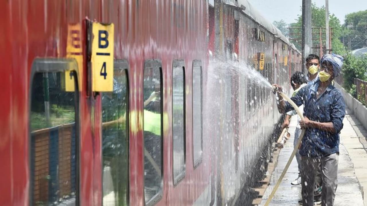 ദില്ലിയിൽ നിന്ന് ആദ്യ ട്രെയിൻ നാളെ തിരുവനന്തപുരത്ത്, എറണാകുളത്തും കോഴിക്കോടും സ്റ്റോപ്പുകൾ, കർശന പരിശോധന