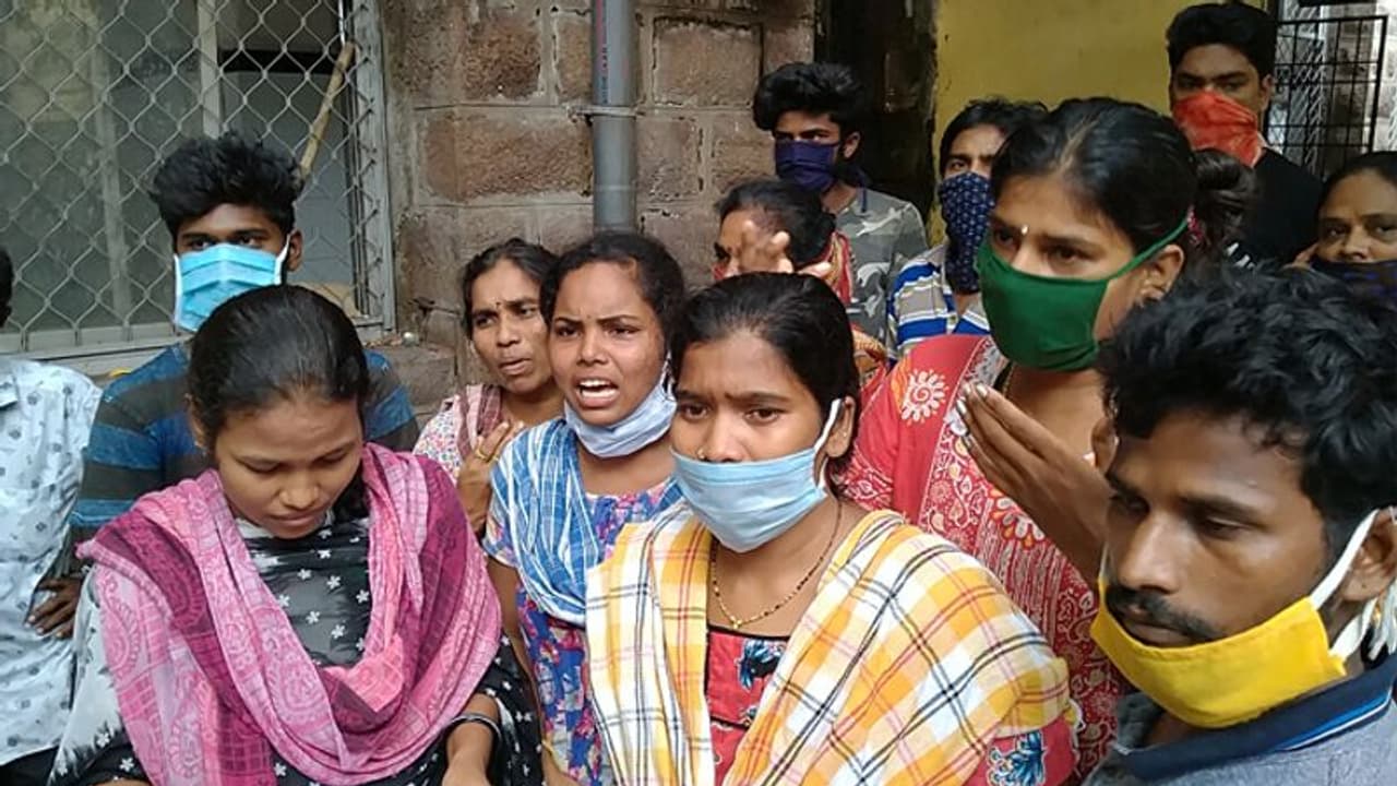 కేజీహెచ్లో ఉద్రిక్తత: స్పృహ తప్పి పడిపోయిన ముగ్గురు బాధితులు కేజీహెచ్లో ఉద్రిక్తత: స్పృహ తప్పి పడిపోయిన ముగ్గురు బాధితులు