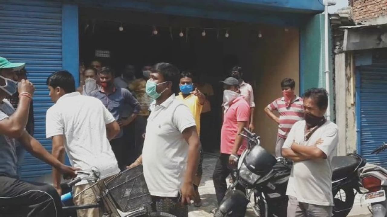 বাইক থেকে ছড়িয়ে পড়ছে হাজার হাজার টাকা, কুড়িয়ে নিয়ে করোনা আতঙ্কে রায়গঞ্জ বাইক থেকে ছড়িয়ে পড়ছে হাজার হাজার টাকা, কুড়িয়ে নিয়ে করোনা আতঙ্কে রায়গঞ্জ