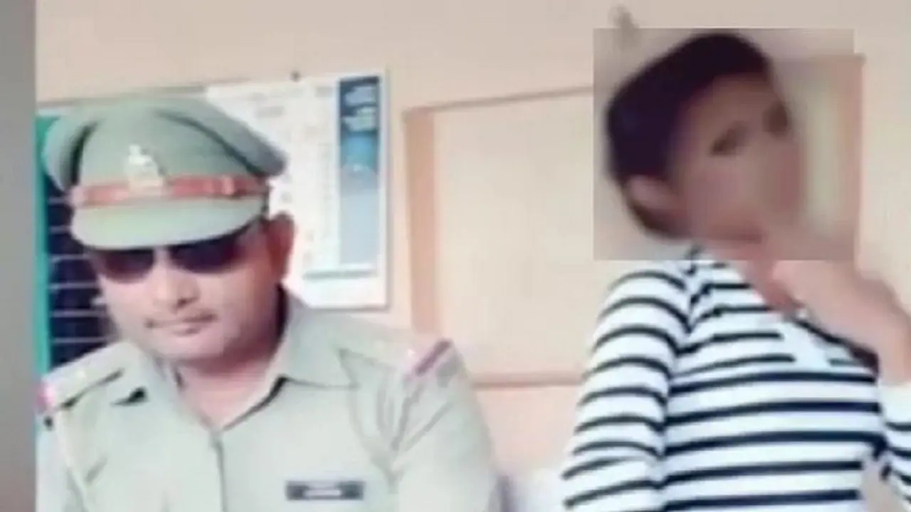 वर्दी का टशन ऊपर से काला चश्मा, लड़की संग थाने में टिक टॉक वीडियो से मुश्किल में आए दारोगा जी वर्दी का टशन ऊपर से काला चश्मा, लड़की संग थाने में टिक टॉक वीडियो से मुश्किल में आए दारोगा जी