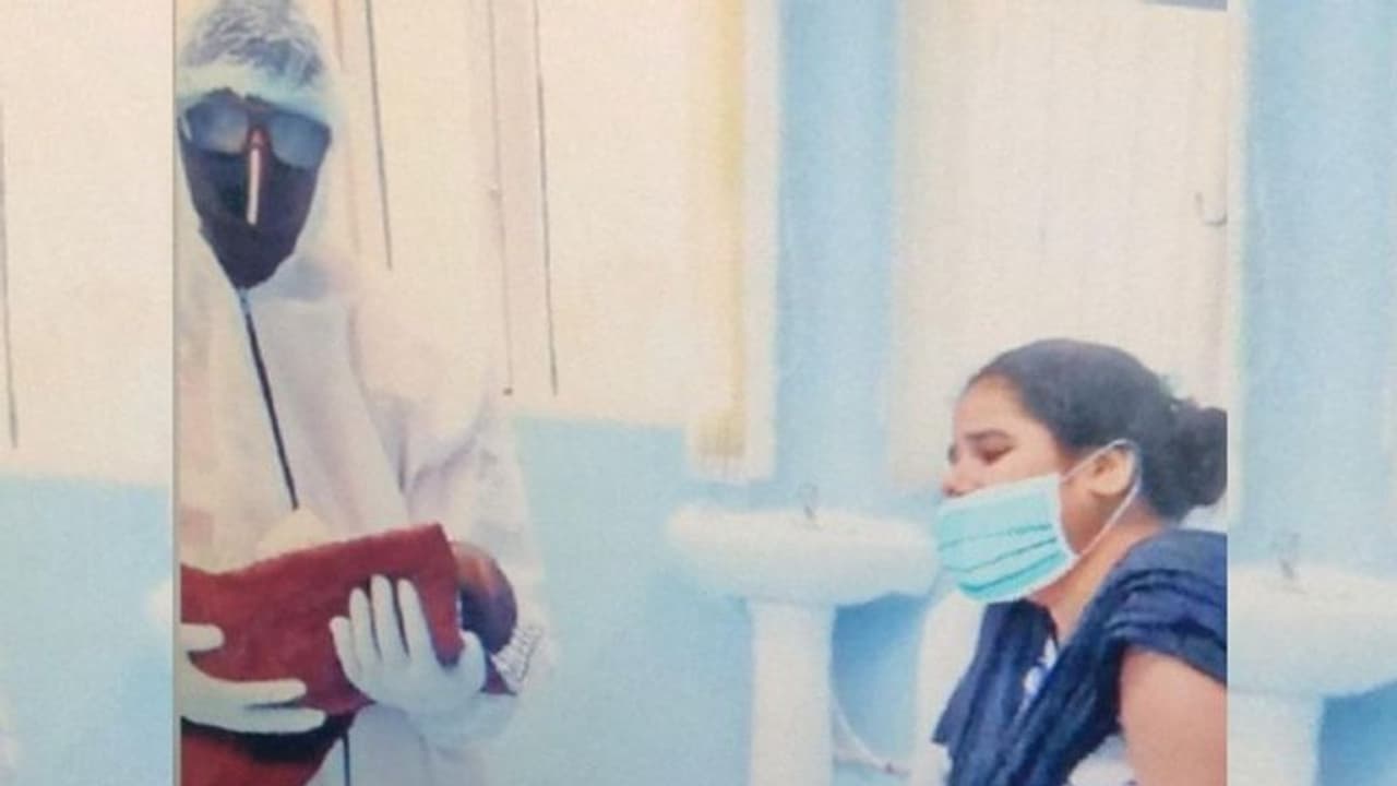 4 दिन के बच्चे को मां की तरह पाल रहीं नर्सें, संक्रमित महिला बोली मैं जिंदगीभर आपको नहीं भूल पाऊंगी 4 दिन के बच्चे को मां की तरह पाल रहीं नर्सें, संक्रमित महिला बोली मैं जिंदगीभर आपको नहीं भूल पाऊंगी