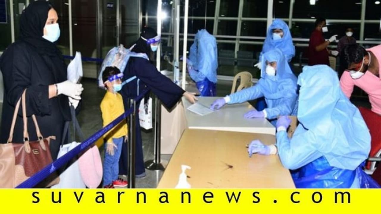 ಮಂಗಳೂರಿಗೆ ಬಂದಿಳಿದ ದುಬೈ ಕನ್ನಡಿಗರಿದ್ದ ಮೊದಲ ವಿಮಾನ, ತಾಯ್ನೆಲ ತಲುಪಿದಾಗ ಭಾವುಕ ಸೆಲ್ಫಿ ಮಂಗಳೂರಿಗೆ ಬಂದಿಳಿದ ದುಬೈ ಕನ್ನಡಿಗರಿದ್ದ ಮೊದಲ ವಿಮಾನ, ತಾಯ್ನೆಲ ತಲುಪಿದಾಗ ಭಾವುಕ ಸೆಲ್ಫಿ