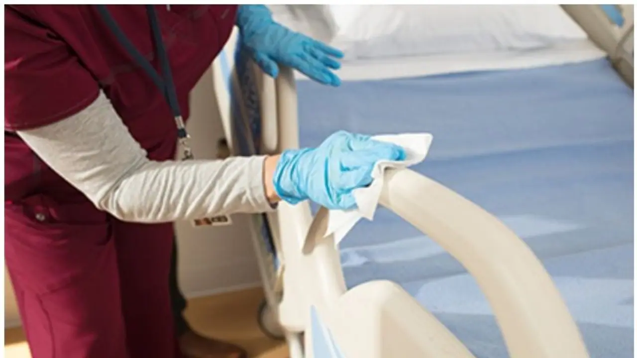 കൊവിഡ് 19 വാർഡ് വൃത്തിയാക്കാൻ സ്വയം മുന്നോട്ടുവന്ന ഒരു ശുചീകരണത്തൊഴിലാളി കൊവിഡ് 19 വാർഡ് വൃത്തിയാക്കാൻ സ്വയം മുന്നോട്ടുവന്ന ഒരു ശുചീകരണത്തൊഴിലാളി