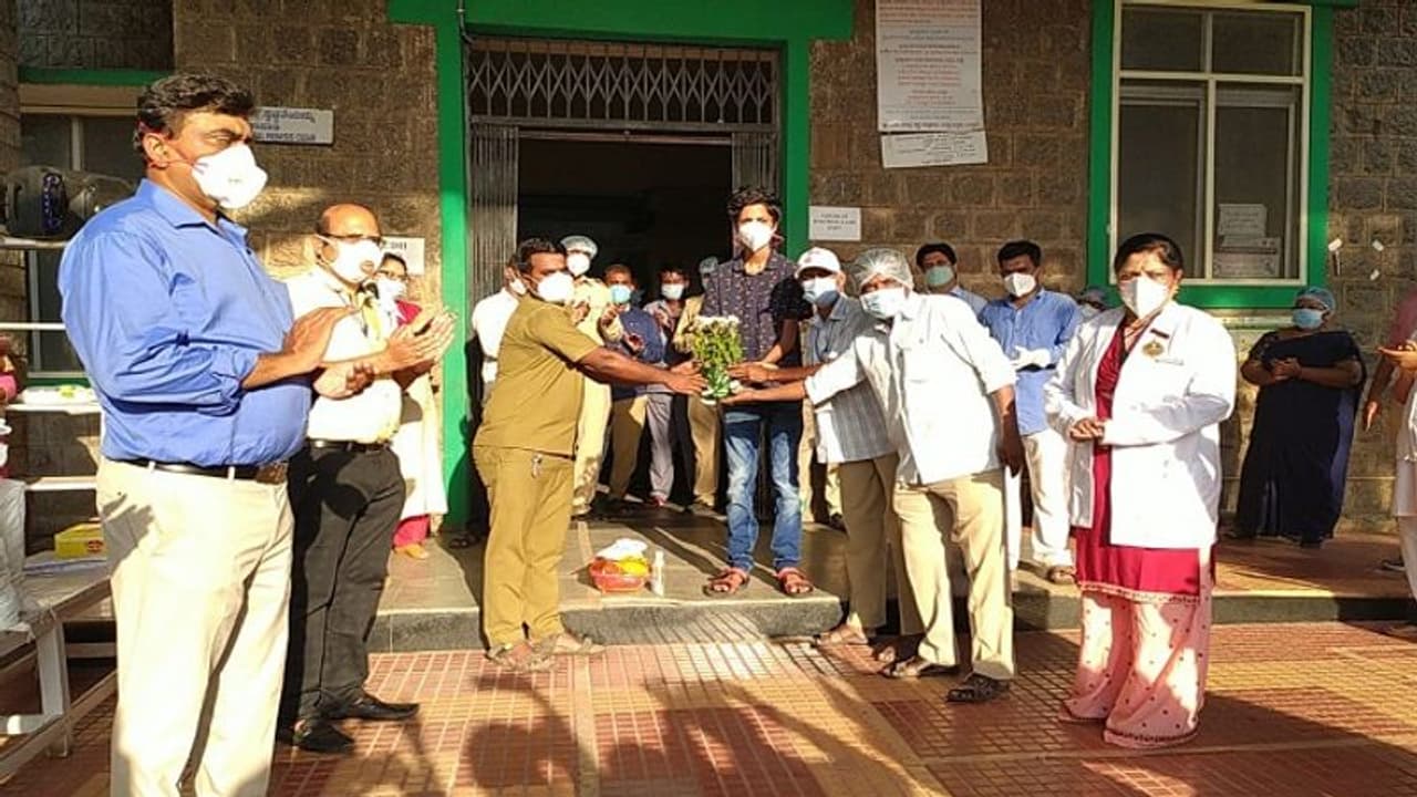 40 ದಿನಗಳ ಕಾಲ ಕೊರೋನಾ ವಿರುದ್ಧ ಹೋರಾಡಿ ಗೆದ್ದ ಬಾಲಕ: ಕೊನೆಗೂ ಆಸ್ಪತ್ರೆಯಿಂದ ಡಿಸ್ಚಾರ್ಜ್‌..!