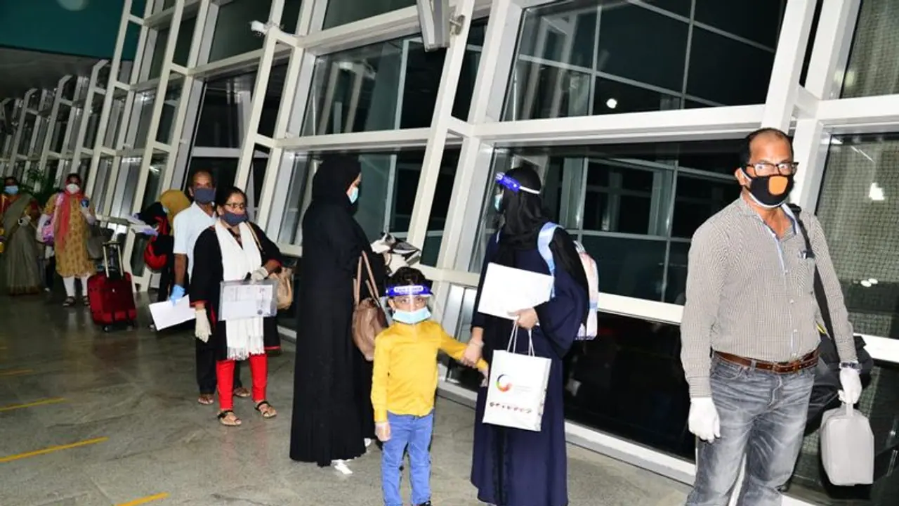 ಉಡುಪಿಯಲ್ಲಿ ದುಬೈ ಕರಿನೆರಳು: ಗ್ರೀನ್ ಝೋನಲ್ಲಿ 5 ಪಾಸಿಟಿವ್ ಕೇಸ್ ಉಡುಪಿಯಲ್ಲಿ ದುಬೈ ಕರಿನೆರಳು: ಗ್ರೀನ್ ಝೋನಲ್ಲಿ 5 ಪಾಸಿಟಿವ್ ಕೇಸ್