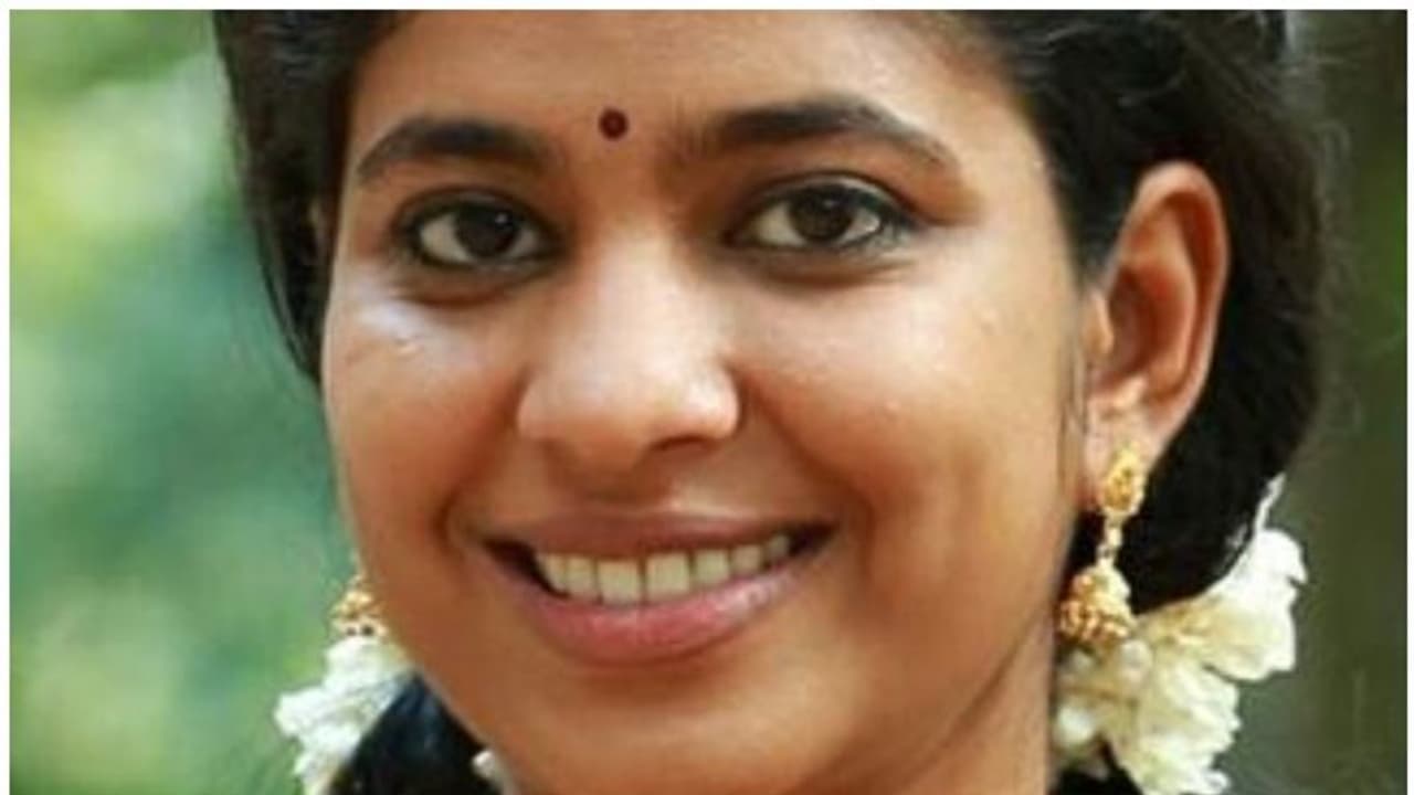 എന്തു ധരിക്കണമെന്നത് എന്റെ ചോയ്‍സ് ആണ്, അത്തരം കമന്റുകള്‍ അംഗീകരിക്കാനാകില്ല; തുറന്നുപറഞ്ഞ് ശ്രിന്ദ