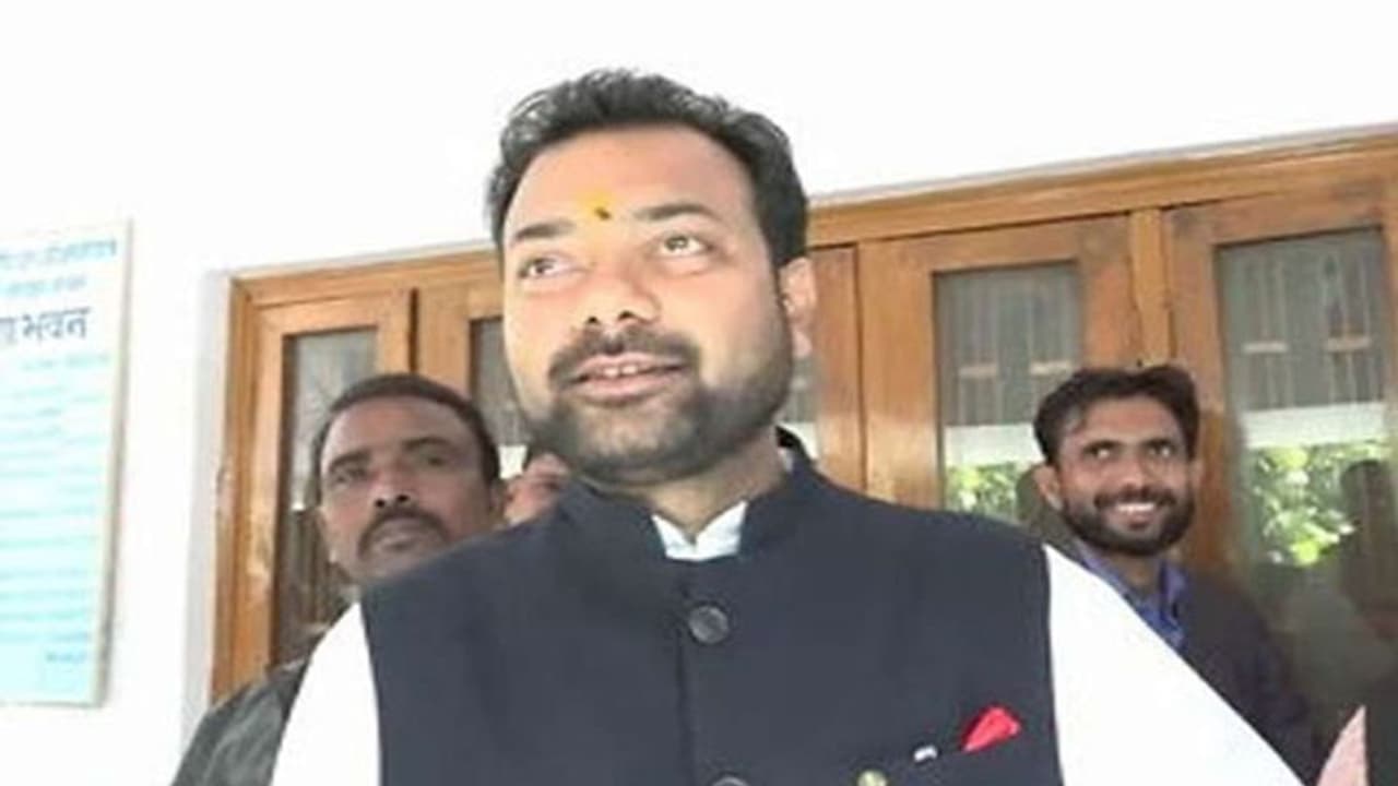 अफसरों की योग्यता पर बीजेपी MLA ने उठाए सवाल, कहा सुधर जाओ नहीं तो जूते से सिखाऊंगा सबक अफसरों की योग्यता पर बीजेपी MLA ने उठाए सवाल, कहा सुधर जाओ नहीं तो जूते से सिखाऊंगा सबक