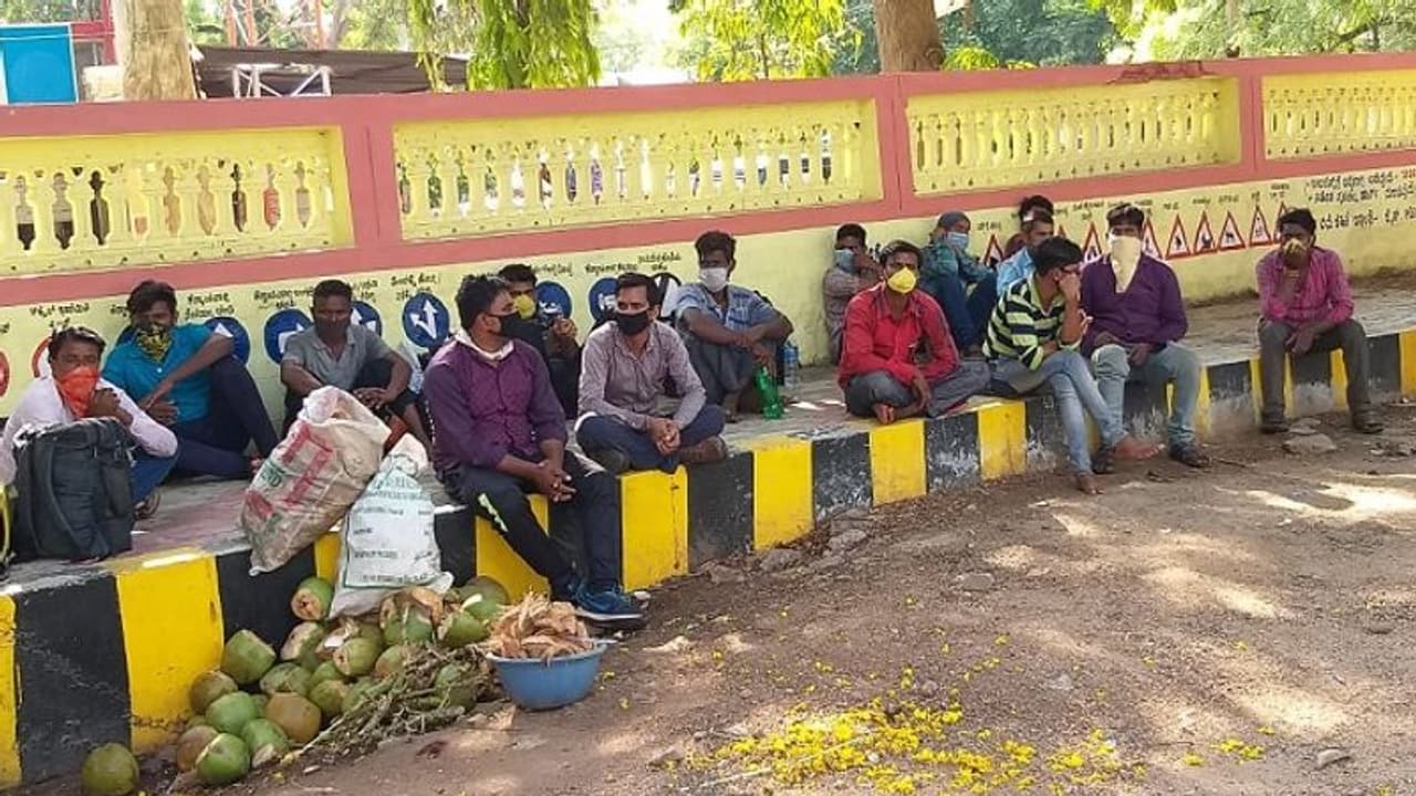 ಲಾಕ್ಡೌನ್ ಎಫೆಕ್ಟ್: ಗಂಗಾವತಿಯಲ್ಲಿ ಮಧ್ಯಪ್ರದೇಶದ ಕಾರ್ಮಿಕರು ಅತಂತ್ರ..! ಲಾಕ್ಡೌನ್ ಎಫೆಕ್ಟ್: ಗಂಗಾವತಿಯಲ್ಲಿ ಮಧ್ಯಪ್ರದೇಶದ ಕಾರ್ಮಿಕರು ಅತಂತ್ರ..!