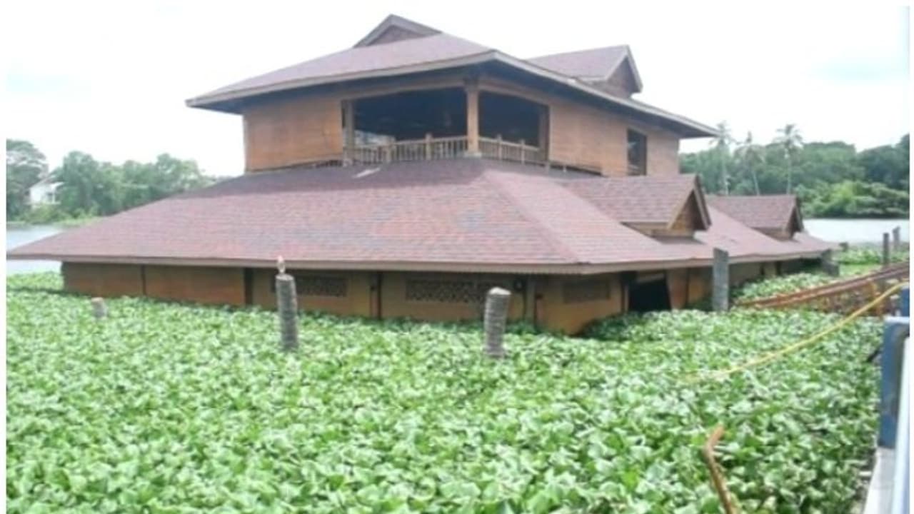 മാസങ്ങൾ മുമ്പ് 75 ലക്ഷം മുടക്കി നവീകരിച്ച വേളിയിലെ ഫ്ലോട്ടിംഗ് റെസ്റ്റോറന്റ് കായലിൽ മുങ്ങി മാസങ്ങൾ മുമ്പ് 75 ലക്ഷം മുടക്കി നവീകരിച്ച വേളിയിലെ ഫ്ലോട്ടിംഗ് റെസ്റ്റോറന്റ് കായലിൽ മുങ്ങി