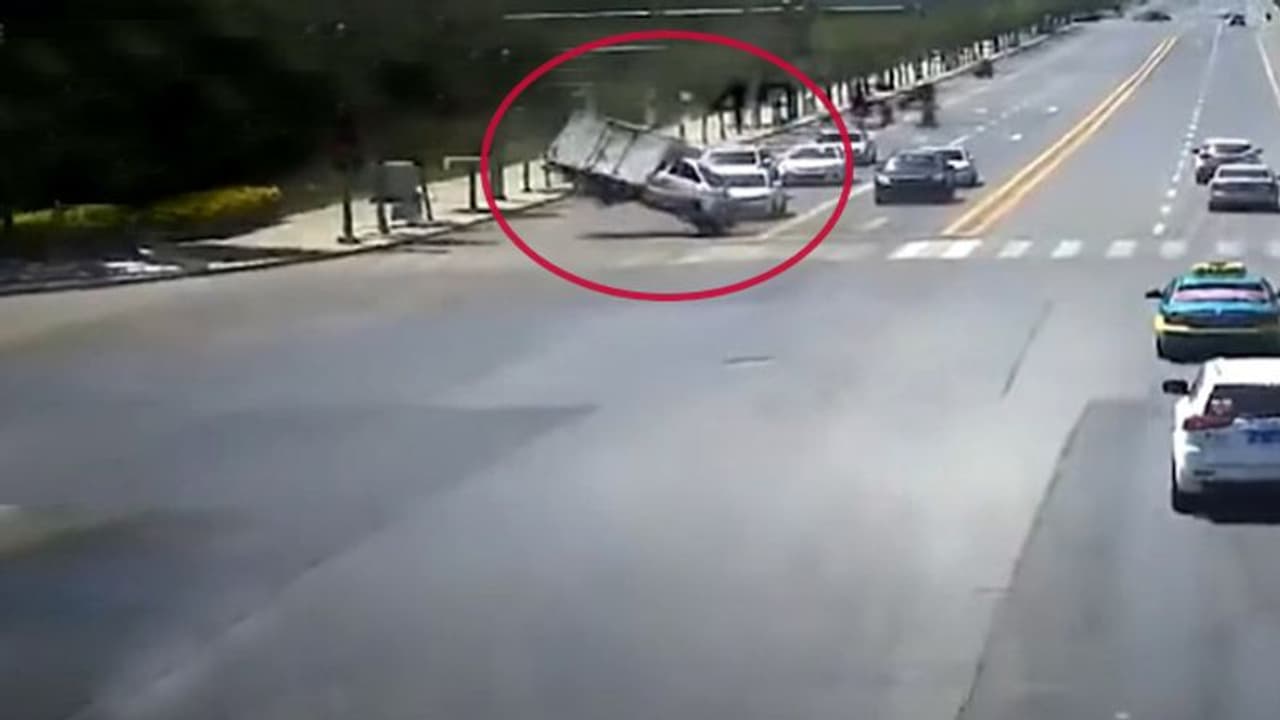 হঠাৎ দমকা হাওয়ায় উড়ে গেল ট্রাক, সিসিটিভি ফুটেজ ভাইরাল নেট দুনিয়ায় হঠাৎ দমকা হাওয়ায় উড়ে গেল ট্রাক, সিসিটিভি ফুটেজ ভাইরাল নেট দুনিয়ায়