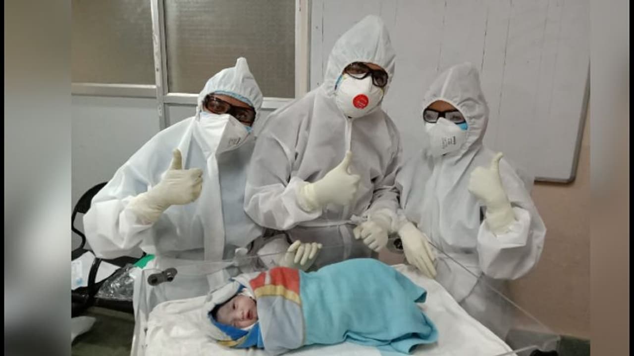 সুস্থ সন্তানের জন্ম দিলেন করোনা আক্রান্ত মহিলা, স্বস্তিতে পরিবার সুস্থ সন্তানের জন্ম দিলেন করোনা আক্রান্ত মহিলা, স্বস্তিতে পরিবার