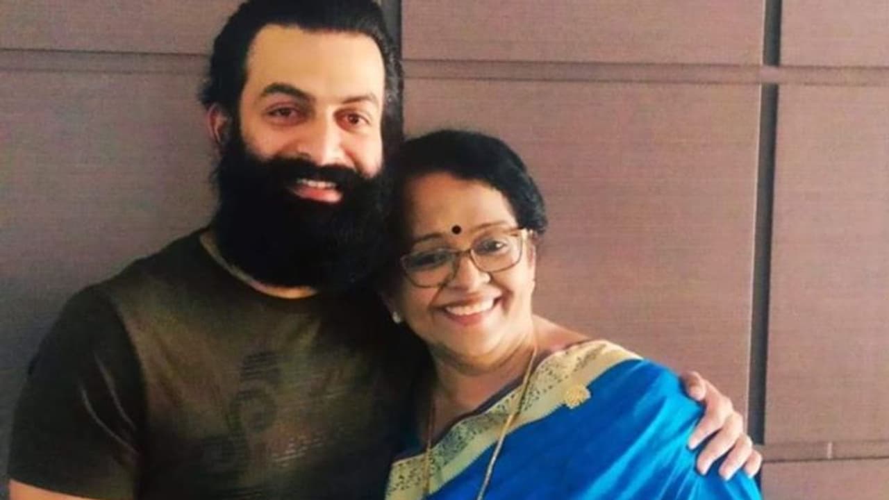 'അക്കാര്യത്തില്‍ മാത്രമാണ് പൃഥ്വി സങ്കടം പറഞ്ഞത്'; പൃഥ്വിരാജിന്‍റെ ഫോണ്‍‌കോളിനെക്കുറിച്ച് മല്ലിക സുകുമാരന്‍