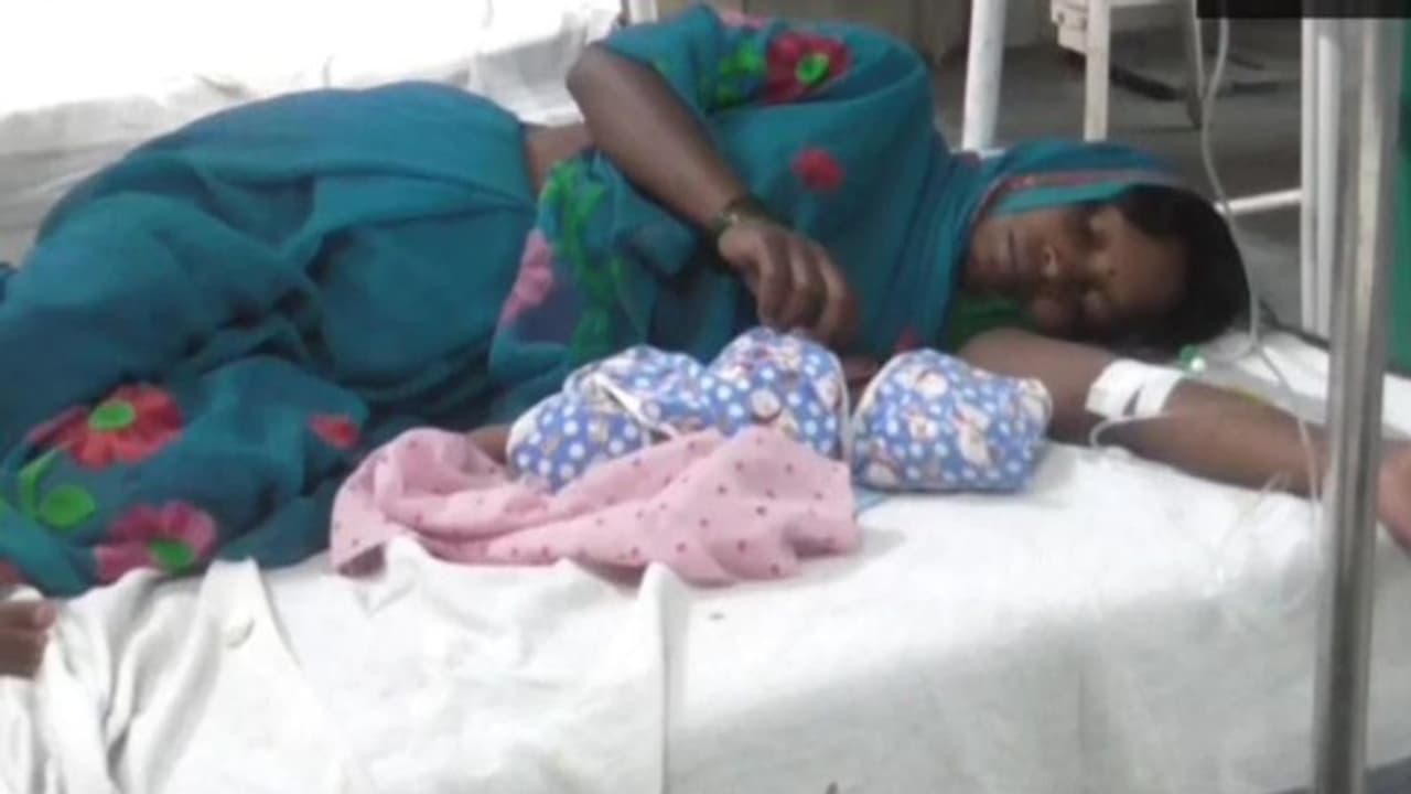 നാട്ടിലേക്ക് കാൽനടയായി മടങ്ങവേ യുവതി വഴിയില്‍ പ്രസവിച്ചു; പിന്നാലെ 150 കിലോമീറ്റര്‍ കൂടി നടത്തം