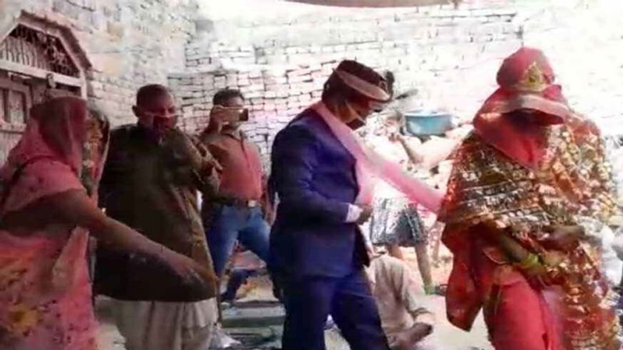 न बैंड न ही बाराती, ई रिक्शे से ससुराल पहुंचे दूल्हे राजा, ऐसे की यादगार शादी न बैंड न ही बाराती, ई रिक्शे से ससुराल पहुंचे दूल्हे राजा, ऐसे की यादगार शादी