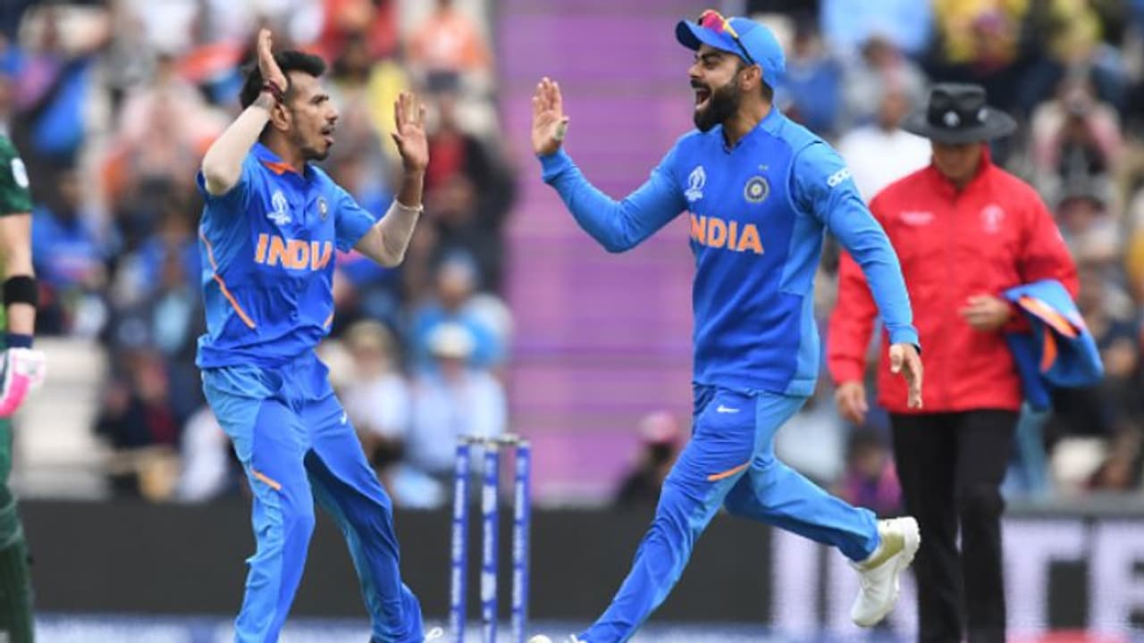 লাইভ শো তে চাহলকে ট্রোলড করলেন বিরাট কোহলি, ভাইরাল ভিডিও লাইভ শো তে চাহলকে ট্রোলড করলেন বিরাট কোহলি, ভাইরাল ভিডিও