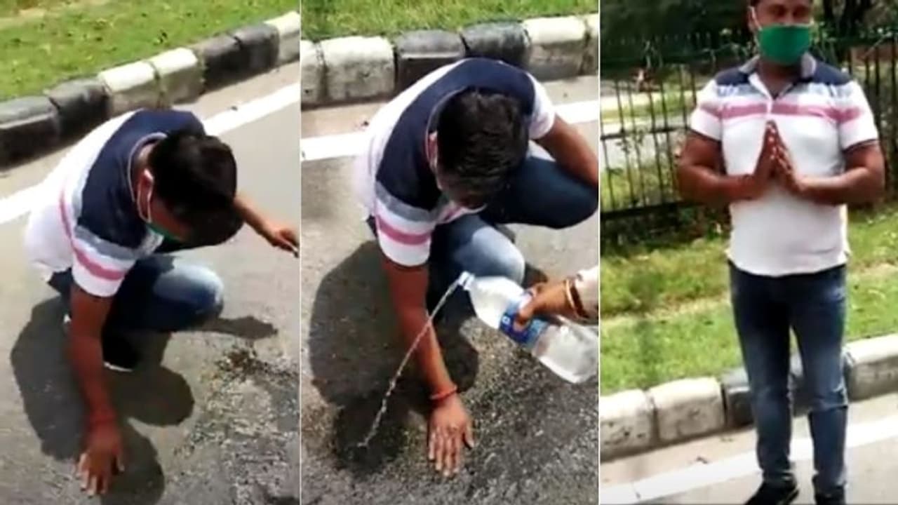പൊതുസ്ഥലത്ത് തുപ്പി യുവാവ്; കൈ കൊണ്ട് റോഡ് കഴുകിച്ച് ട്രാഫിക് വോളന്റിയർമാർ, വീഡിയോ