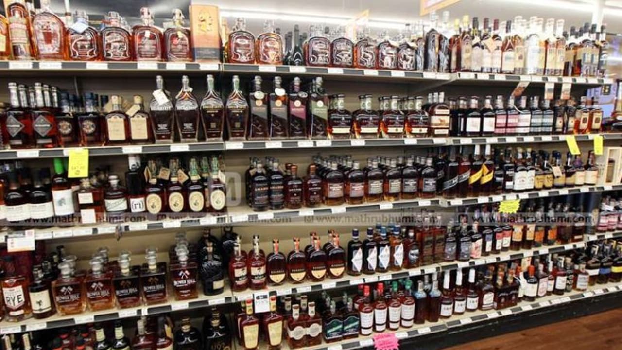 ബാറിലെ മദ്യം വീട്ടില്‍ കൊണ്ടുപോയി വിറ്റു; ബാറ്‍ ഉടമ അറസ്റ്റില്‍