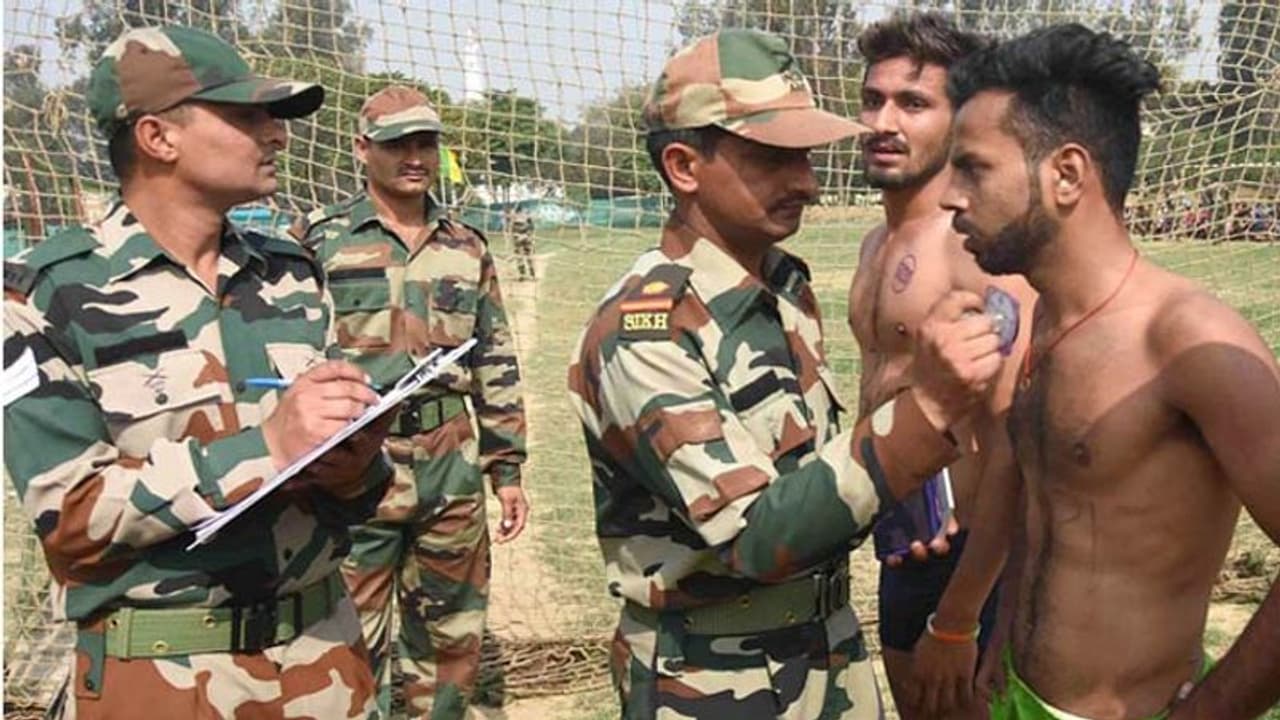 आम लोग भी तीन साल के लिए सेना में हो सकेंगे शामिल, विचार विमर्श के बाद लिया जाएगा फैसला आम लोग भी तीन साल के लिए सेना में हो सकेंगे शामिल, विचार विमर्श के बाद लिया जाएगा फैसला