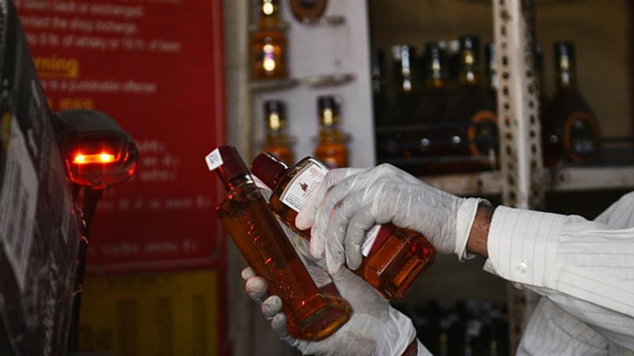 മൂന്നാർ ജനവാസ മേഖലയിലേക്ക് വിദേശ മദ്യശാല മാറ്റി സ്ഥാപിച്ചു; പ്രതിഷേധം ശക്തം മൂന്നാർ ജനവാസ മേഖലയിലേക്ക് വിദേശ മദ്യശാല മാറ്റി സ്ഥാപിച്ചു; പ്രതിഷേധം ശക്തം