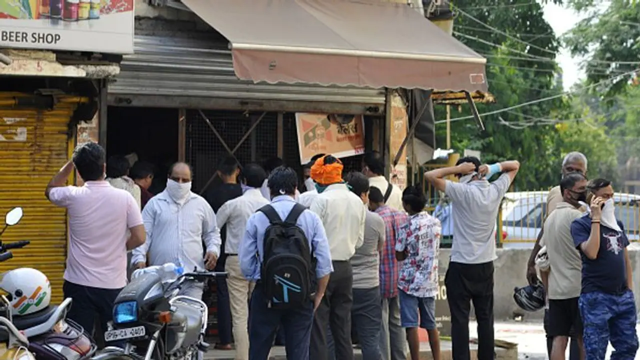 తెలంగాణలో లాక్‌డౌన్: పోటెత్తిన మందు బాబులు.. మద్యం షాపులు కిటకిట