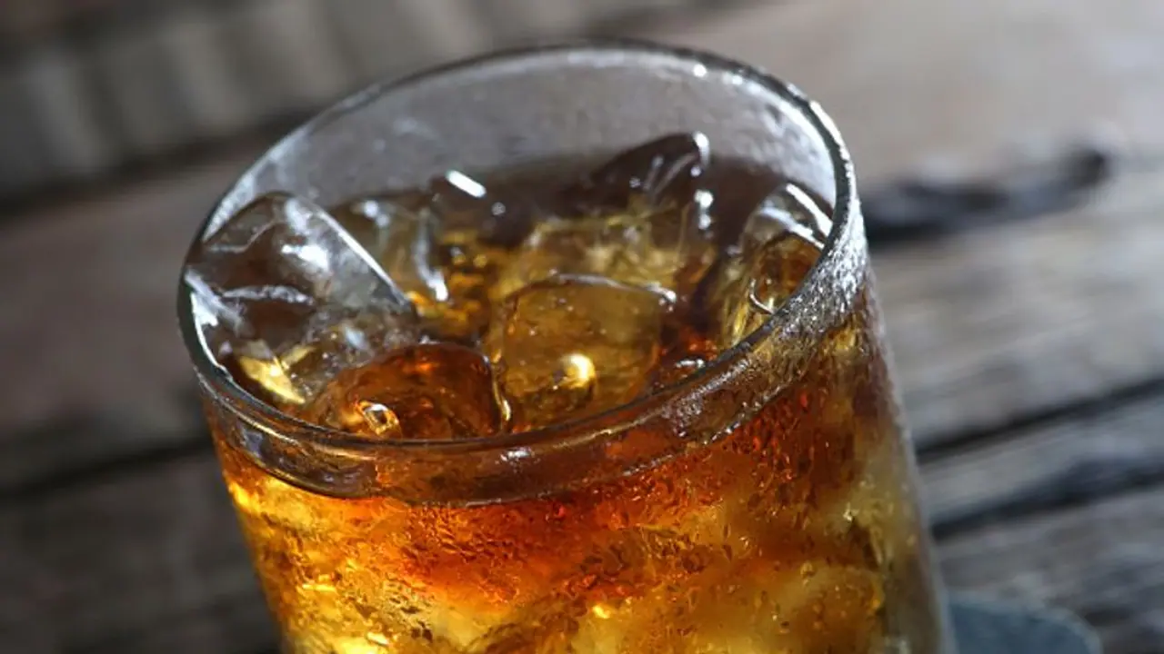 തമിഴ്നാട്ടിൽ മദ്യശാലകൾ തുറന്നു; ഷോപ്പുകൾക്ക് മുന്നിൽ നീണ്ട ക്യൂ