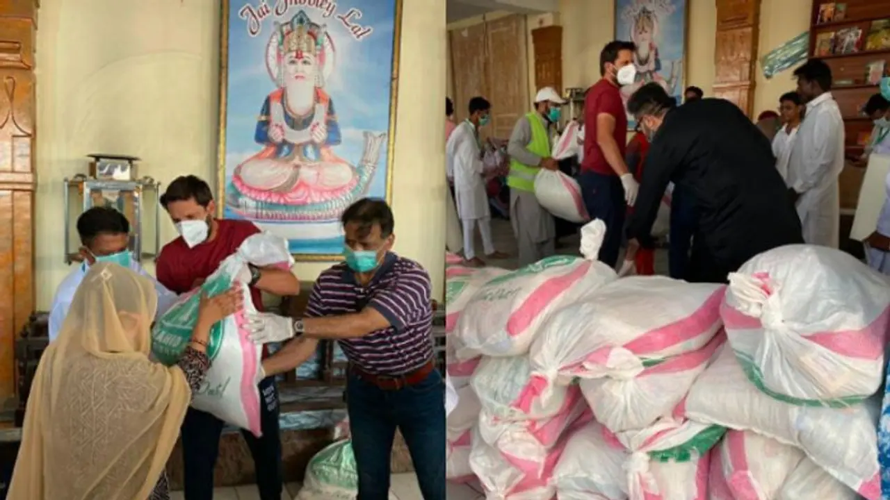 পাকিস্তানে হিন্দু মন্দিরে গিয়ে ত্রাণ বিলি, মানবতার পুজারি আফ্রিদি পাকিস্তানে হিন্দু মন্দিরে গিয়ে ত্রাণ বিলি, মানবতার পুজারি আফ্রিদি