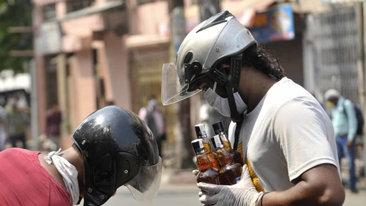 കര്ണാടകയിലും ദില്ലിയിലുമടക്കം മദ്യവില്പ്പന കുത്തനെ കുറഞ്ഞു കര്ണാടകയിലും ദില്ലിയിലുമടക്കം മദ്യവില്പ്പന കുത്തനെ കുറഞ്ഞു