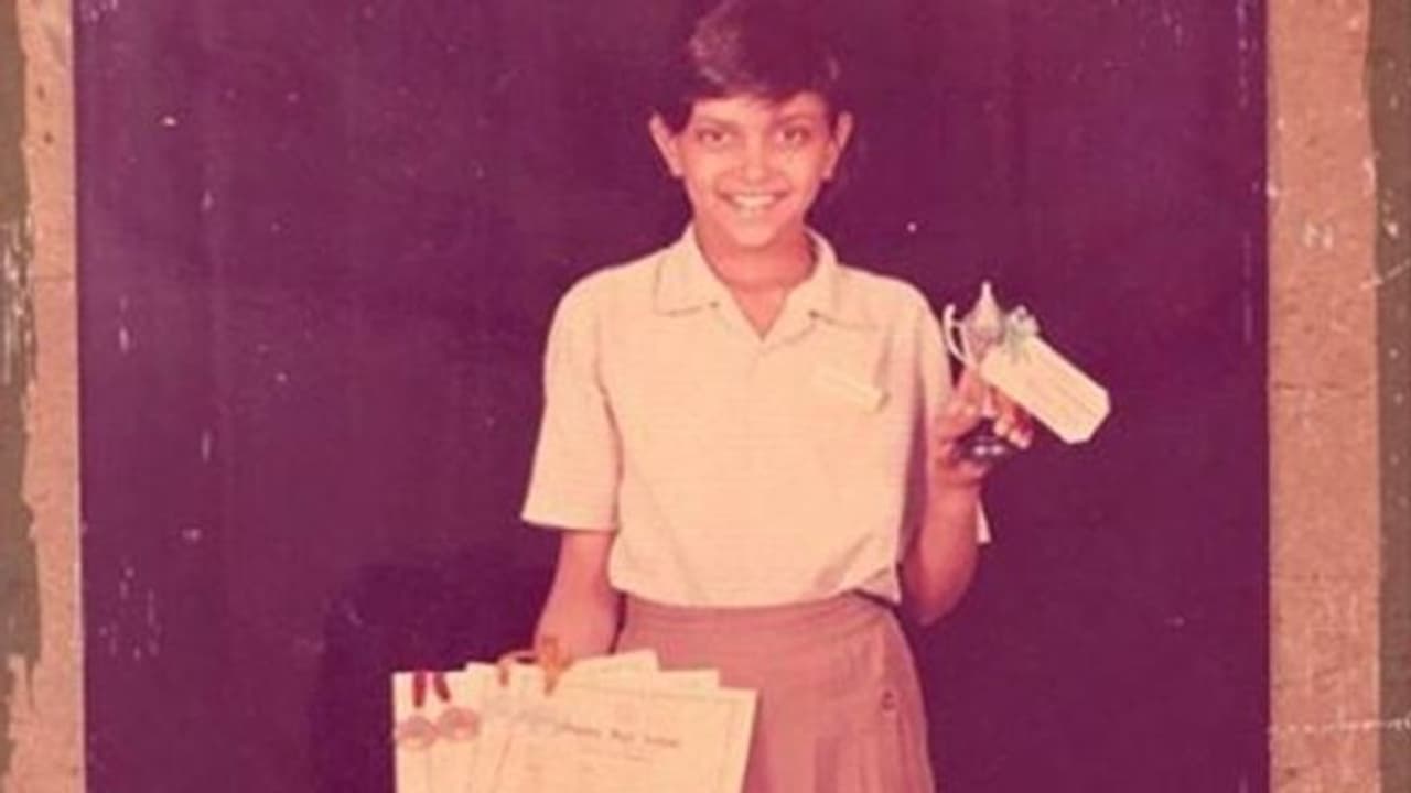 স্কুলের ক্রীড়া প্রতিযোগিতায় প্রথম স্থানাধিকার, জনপ্রিয় এই অভিনেত্রীকে চিনতে পারছেন