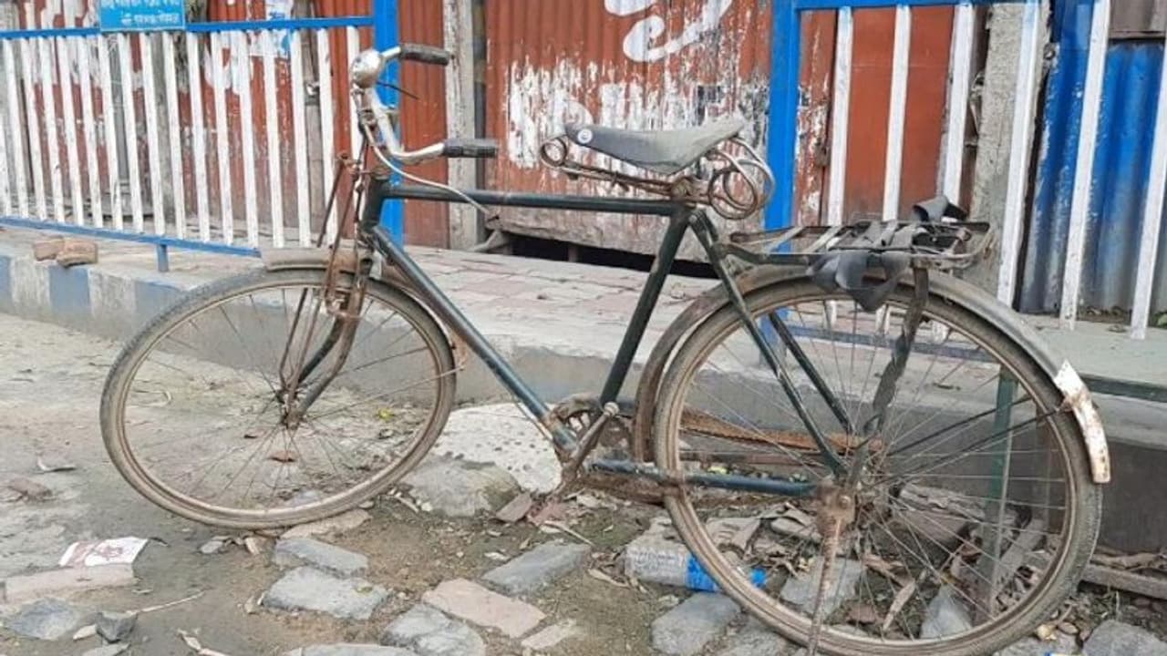রাস্তায় তালাবিহীন সাইকেল, করোনা আতঙ্কে ছুঁয়ে দেখছে না চোরেরাও