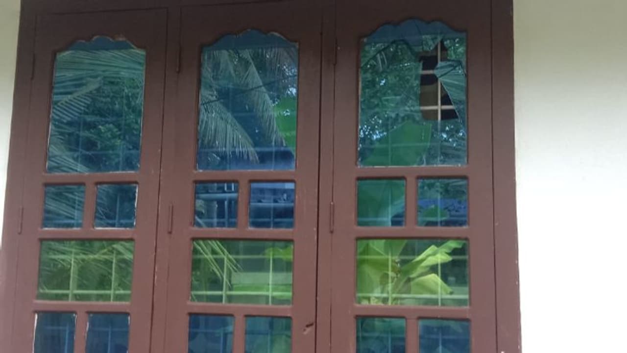 സാമൂഹ്യവിരുദ്ധർ വീട് ആക്രമിച്ചു; ബൈക്കും വേലിക്കല്ലുകളും തകര്‍ത്തു