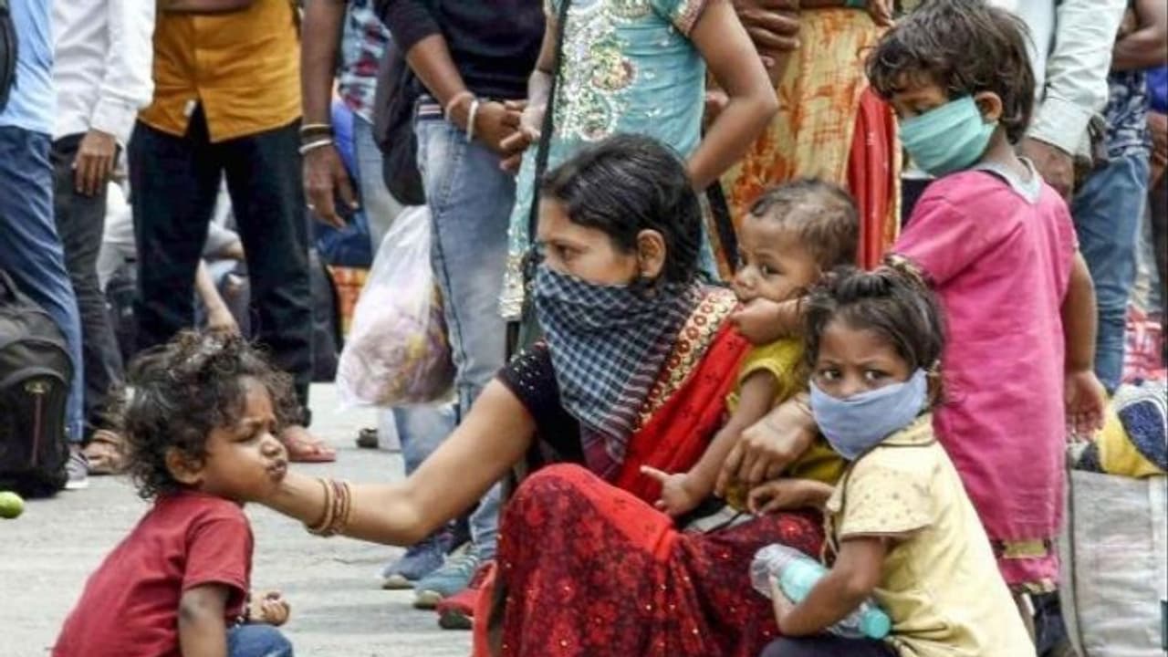 ഭൂമി ഈട് വച്ച് പലിശയ്ക്ക് പണമെടുക്കുന്നു, ആഹാരസാധനങ്ങൾ കുറവ്; ഇന്ത്യൻ ഗ്രാമങ്ങൾ ഗുരുതരാവസ്ഥയിൽ