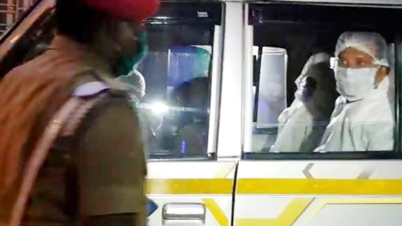 আলিপুর পুলিশ ক্যান্টিনে কর্মীর মৃতদেহ উদ্ধার,কবে থেকে পড়ে বডি তদন্তে পুলিশ আলিপুর পুলিশ ক্যান্টিনে কর্মীর মৃতদেহ উদ্ধার,কবে থেকে পড়ে বডি তদন্তে পুলিশ