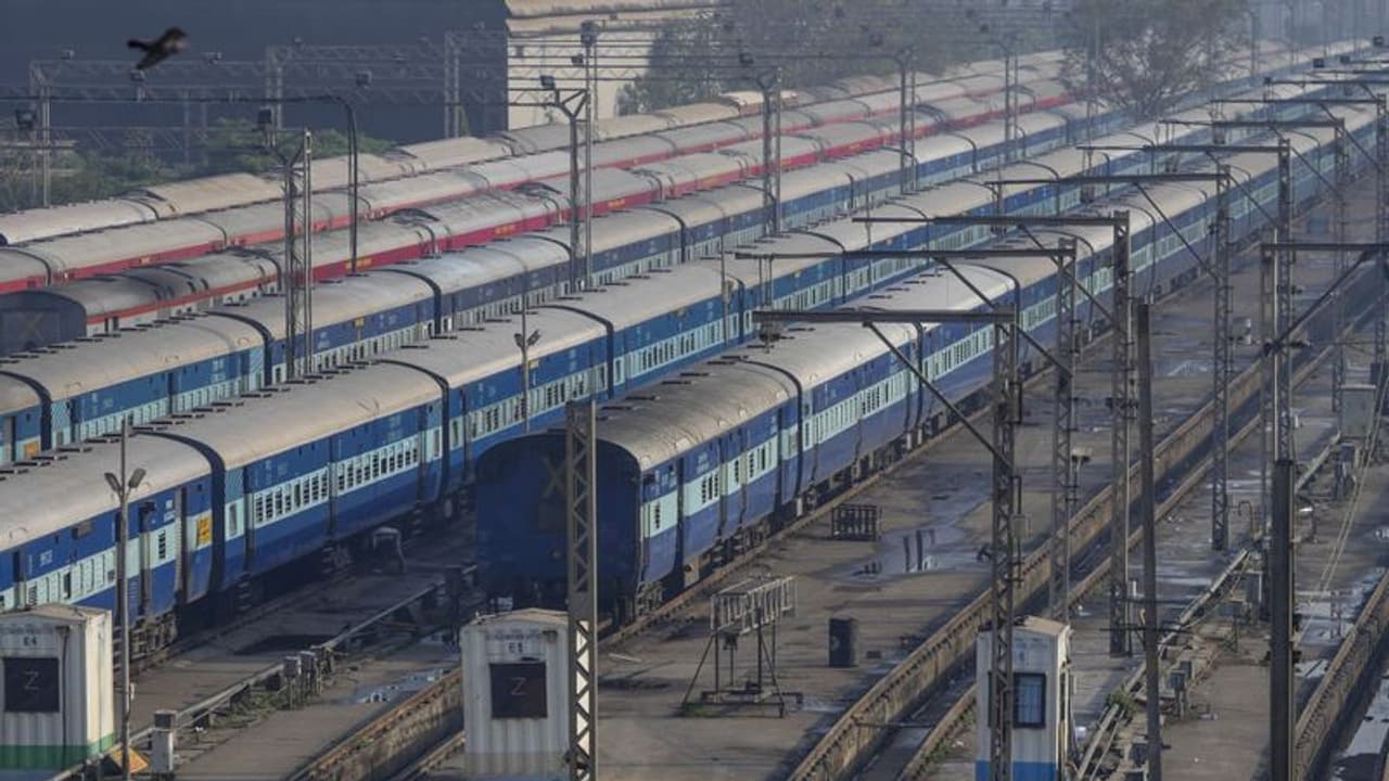 ജൂണ്‍ മുതല്‍ ഓടുന്ന ട്രെയിനുകളുടെ പട്ടിക ഉടന്‍ പുറത്തിറക്കും; ബുക്കിംഗ് ഓണ്‍ലൈനായി