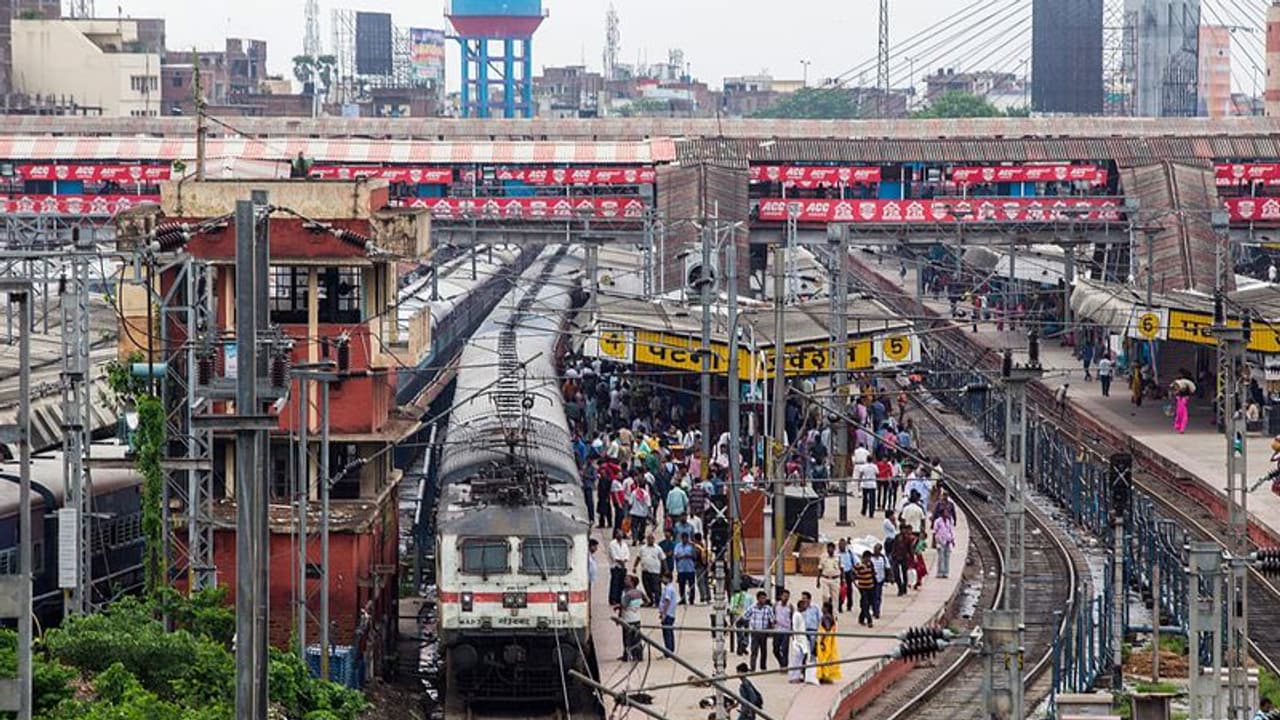 ഓൺലൈൻ ടിക്കറ്റ് ബുക്കിംഗിനുള്ള കൺവീനിയൻസ് ഫീസ്; 694 കോടി നേടി റെയിൽവെ ഓൺലൈൻ ടിക്കറ്റ് ബുക്കിംഗിനുള്ള കൺവീനിയൻസ് ഫീസ്; 694 കോടി നേടി റെയിൽവെ