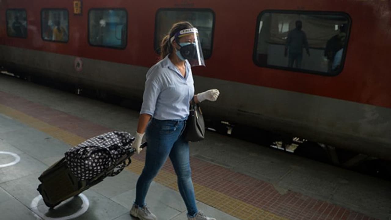 30 जून तक रिजर्व टिकटों को रेलवे ने किया कैंसिल; दिया रिफंड, श्रमिक और स्पेशल ट्रेनों पर इसका असर नहीं 30 जून तक रिजर्व टिकटों को रेलवे ने किया कैंसिल; दिया रिफंड, श्रमिक और स्पेशल ट्रेनों पर इसका असर नहीं