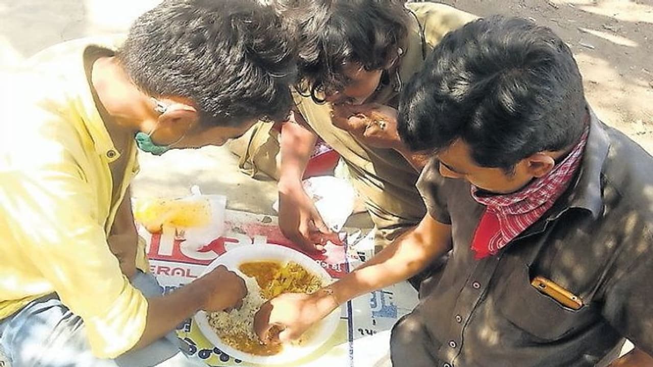 हे भगवान! एक प्लेट खाना देख टूट पड़े मजदूर, बोले यह भी कोई जीवन है..सोचा नहीं था ऐसे भी दिन आएंगे हे भगवान! एक प्लेट खाना देख टूट पड़े मजदूर, बोले यह भी कोई जीवन है..सोचा नहीं था ऐसे भी दिन आएंगे