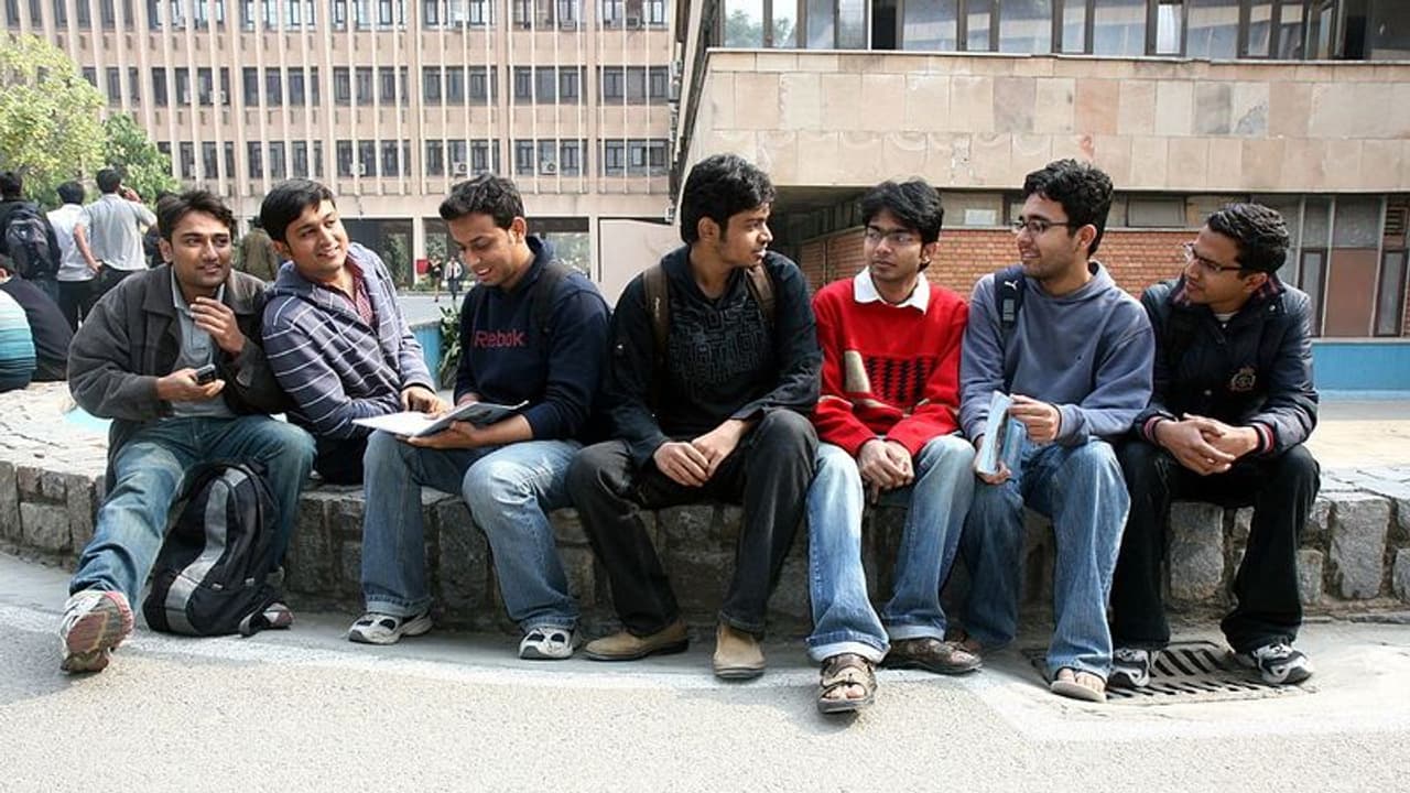 కరోనా ఎఫెక్ట్: సెప్టెంబర్ 15 నుండి ఇంజనీరింగ్ విద్యార్థులకు క్లాసులు కరోనా ఎఫెక్ట్: సెప్టెంబర్ 15 నుండి ఇంజనీరింగ్ విద్యార్థులకు క్లాసులు