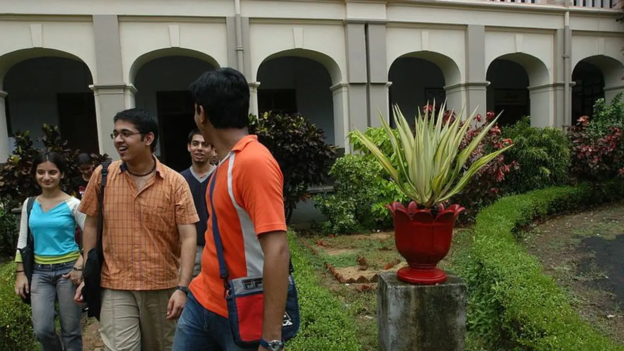 Covid Crisis: ಉ.ಪ್ರ., ತೆಲಂಗಾಣದಲ್ಲಿ ಶಾಲೆ ಬಂದ್, ತಮಿಳ್ನಾಡಲ್ಲಿ ಪರೀಕ್ಷೆ ಮುಂದೂಡಿಕೆ! Covid Crisis: ಉ.ಪ್ರ., ತೆಲಂಗಾಣದಲ್ಲಿ ಶಾಲೆ ಬಂದ್, ತಮಿಳ್ನಾಡಲ್ಲಿ ಪರೀಕ್ಷೆ ಮುಂದೂಡಿಕೆ!