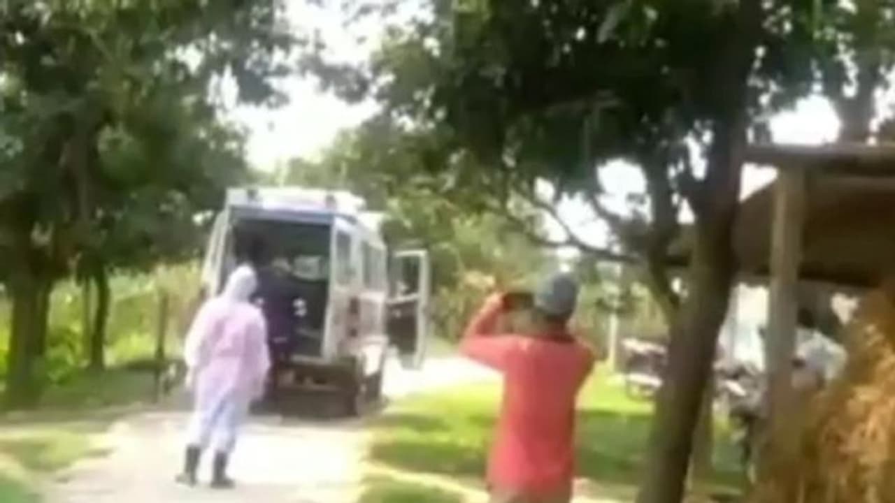 ফিরছেন পরিযায়ী শ্রমিকরা, ফের করোনা আক্রান্তের হদিশ মিলল উত্তর দিনাজপুরে ফিরছেন পরিযায়ী শ্রমিকরা, ফের করোনা আক্রান্তের হদিশ মিলল উত্তর দিনাজপুরে