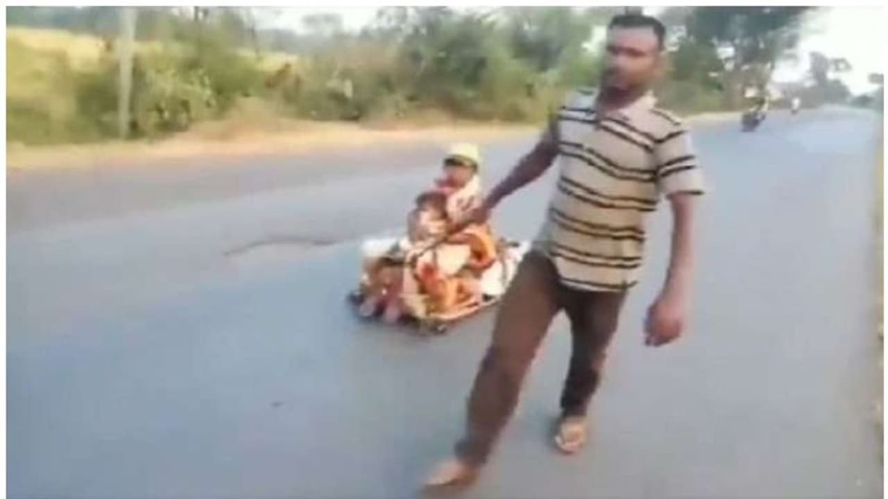 തടിയും കമ്പും കൊണ്ട് ഉന്തുവണ്ടിയുണ്ടാക്കി, ഗർഭിണിയായ ഭാര്യയെ ഇരുത്തി 700 കിലോമീറ്റർ യാത്ര; വീഡിയോ തടിയും കമ്പും കൊണ്ട് ഉന്തുവണ്ടിയുണ്ടാക്കി, ഗർഭിണിയായ ഭാര്യയെ ഇരുത്തി 700 കിലോമീറ്റർ യാത്ര; വീഡിയോ