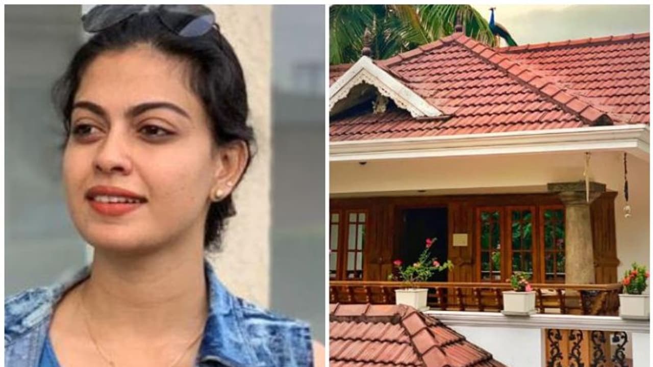 നിങ്ങളുടെ ഡിസൈനിലുള്ള ബാല്ക്കണി ഗ്രില് നോക്കാൻ വന്നതാണോ; മയിലിനോട് അനുശ്രീ നിങ്ങളുടെ ഡിസൈനിലുള്ള ബാല്ക്കണി ഗ്രില് നോക്കാൻ വന്നതാണോ; മയിലിനോട് അനുശ്രീ